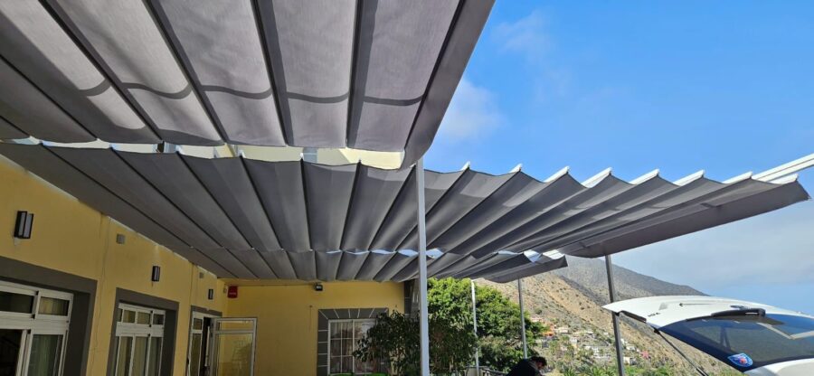 Continúan las mejoras en la Residencia de Mayores de Vallehermoso, al suministro eléctrico se suma la renovación de los toldos