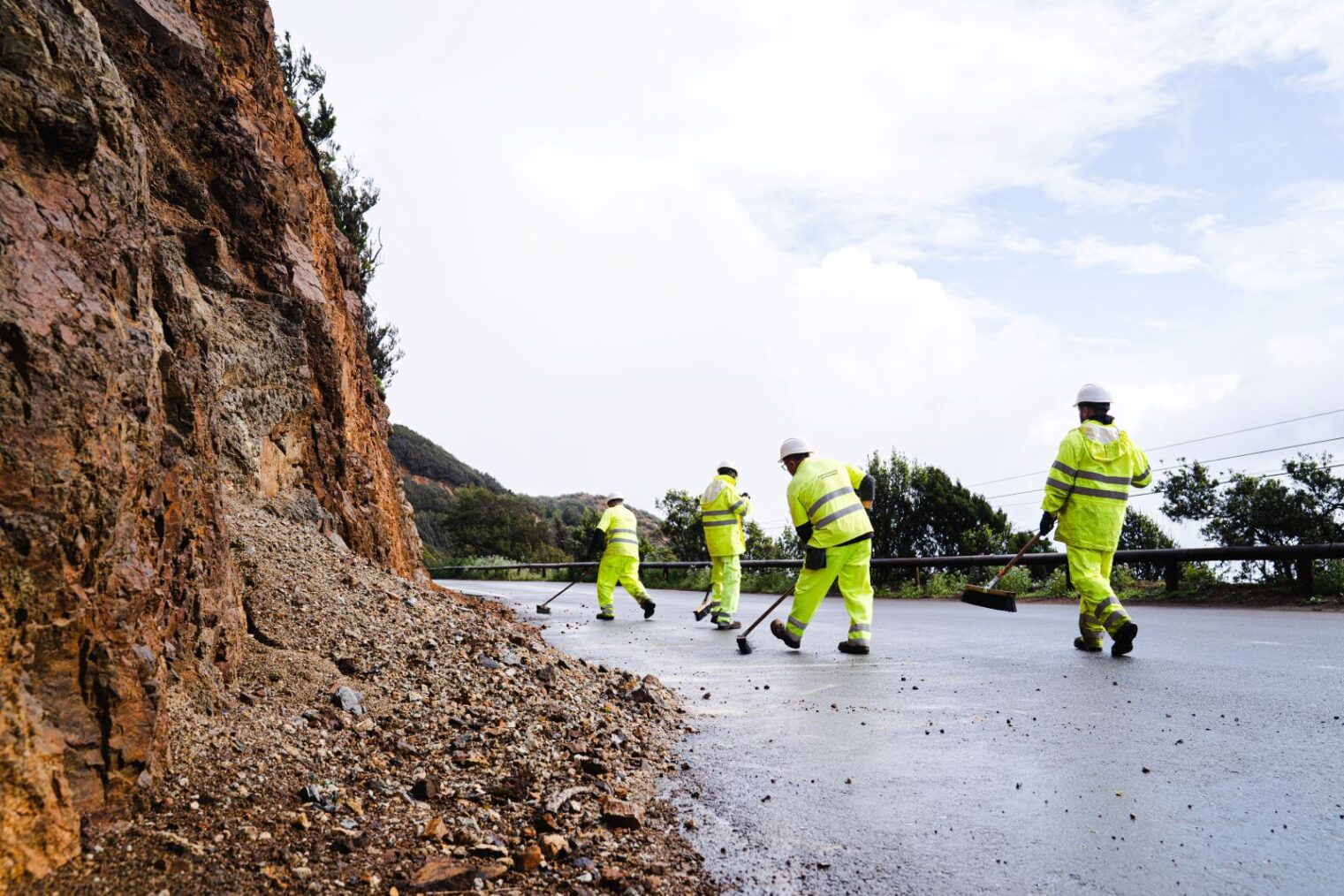 El Cabildo de La Gomera refuerza el operativo de conservación de carreteras de cara a la Semana Santa