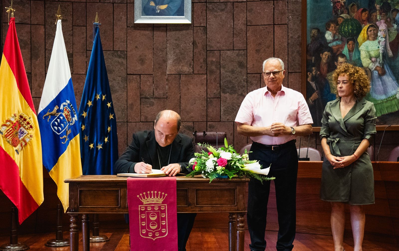 El Cabildo recibe la visita institucional del nuevo Obispo de la Diócesis Nivariense, Eloy Santiago
