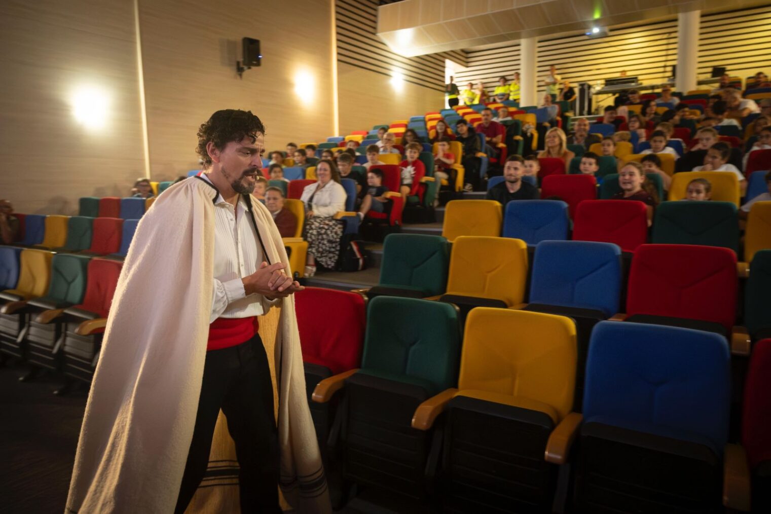 Estudiantes de La Gomera y La Palma se acercan a la música canaria en un concierto didáctico de Los Sabandeños
