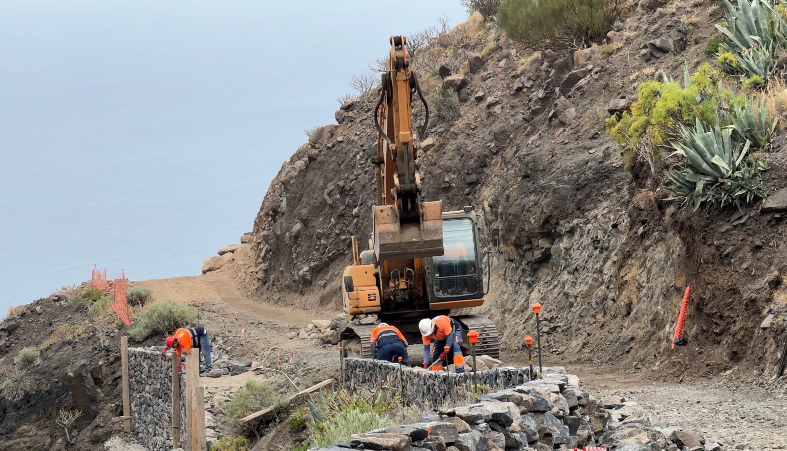El Ayuntamiento de Valle Gran Rey avanza en los trabajos de acondicionamiento y pavimentación de caminos en Taguluche