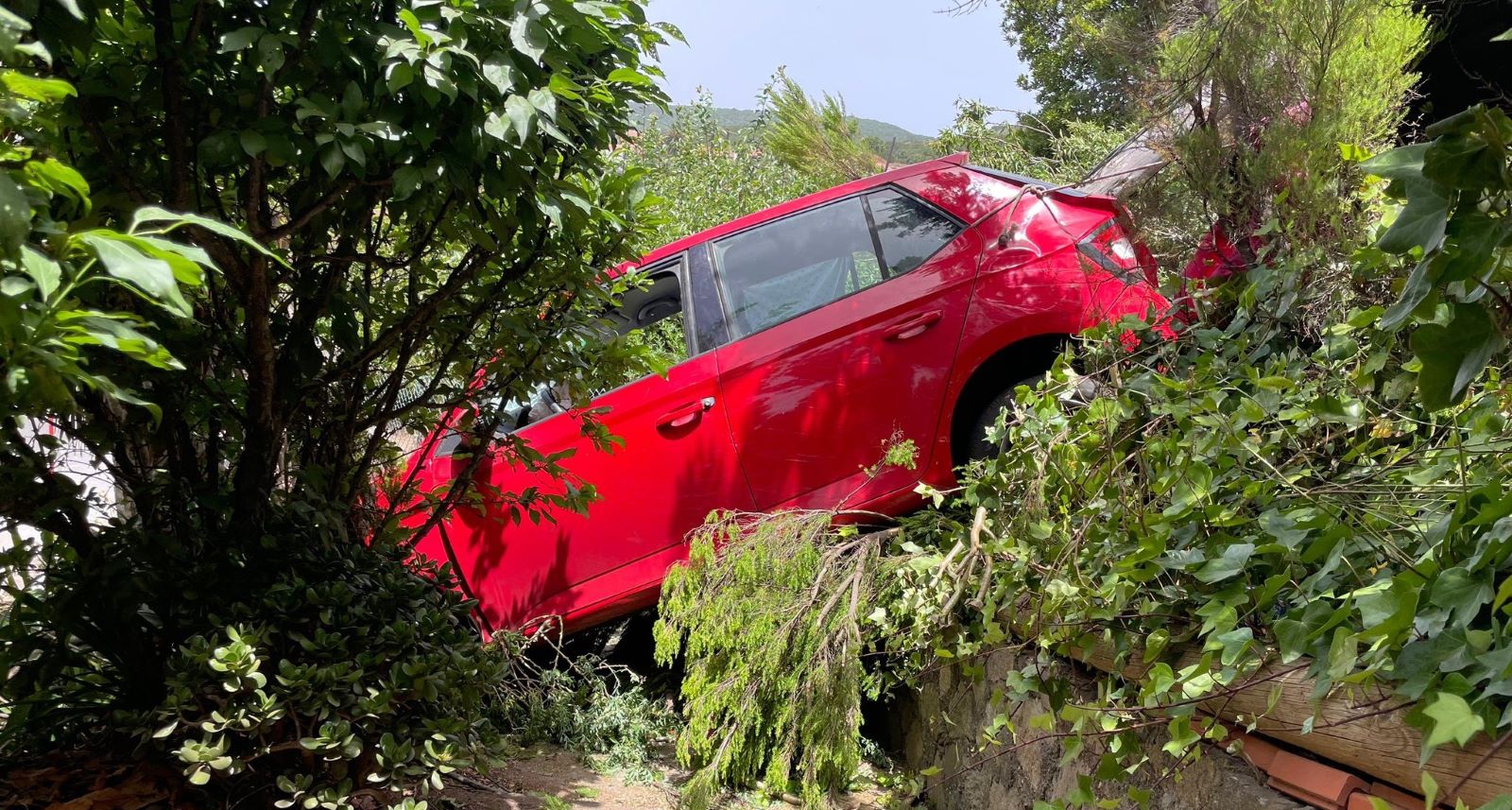 Un herido de carácter grave tras salirse de la vía y colisionar contra un muro en La Gomera