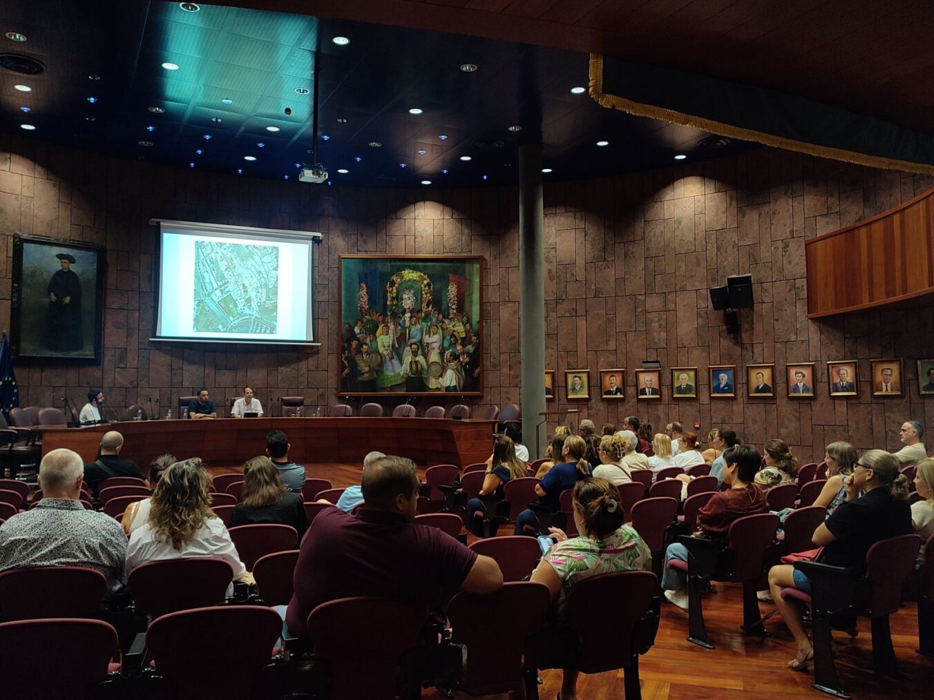 El Cabildo impulsa la mejora estética del centro histórico de San Sebastián con la homogeneización de rótulos y toldos