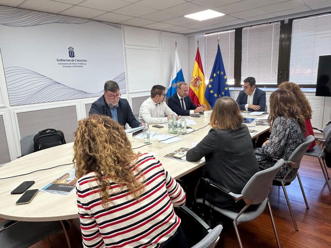 El Ejecutivo y los cabildos refuerzan la coordinación en vivienda para afrontar la emergencia habitacional