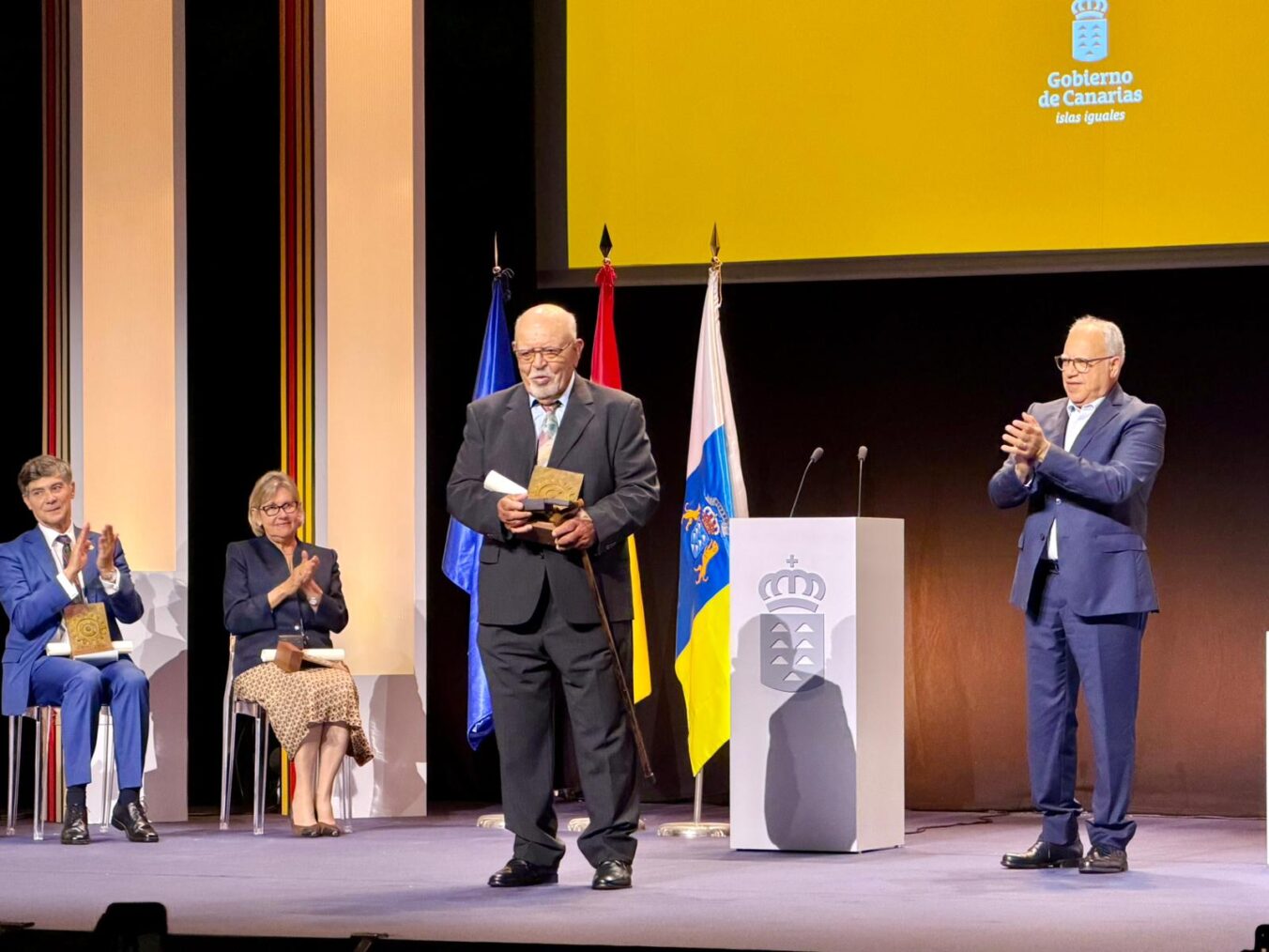 Curbelo destaca la entrega de Isidro Ortiz al patrimonio cultural de Canarias tras recibir el Premio Identitaria Canarias