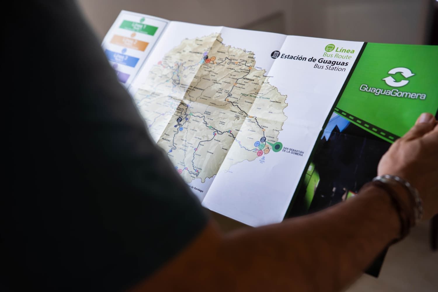 GuaguaGomera edita un nuevo folleto bilingüe con información actualizada de las rutas de guagua