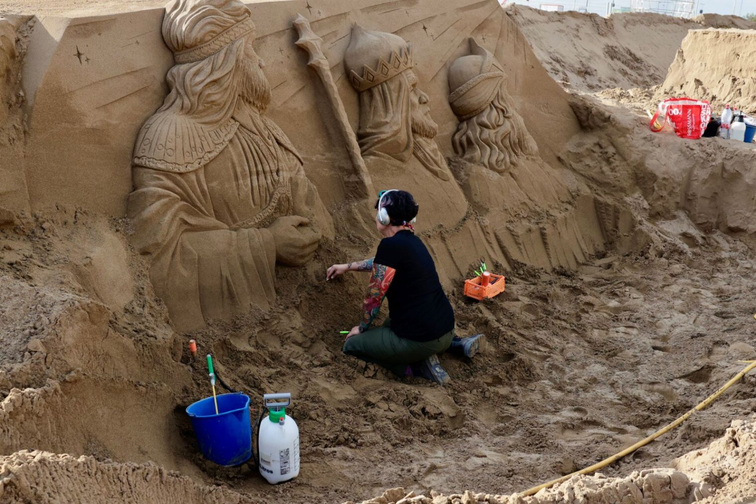 El Belén de Arena de Las Canteras ultima sus esculturas para abrir al público este lunes, 15 de diciembre