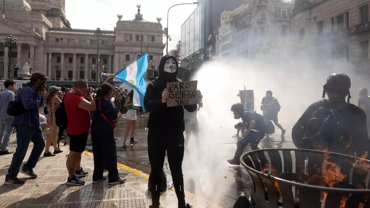 Los amigos de VOX en el Senado argentino aprueban la reforma laboral de Milei que contempla la jornada de 12 horas