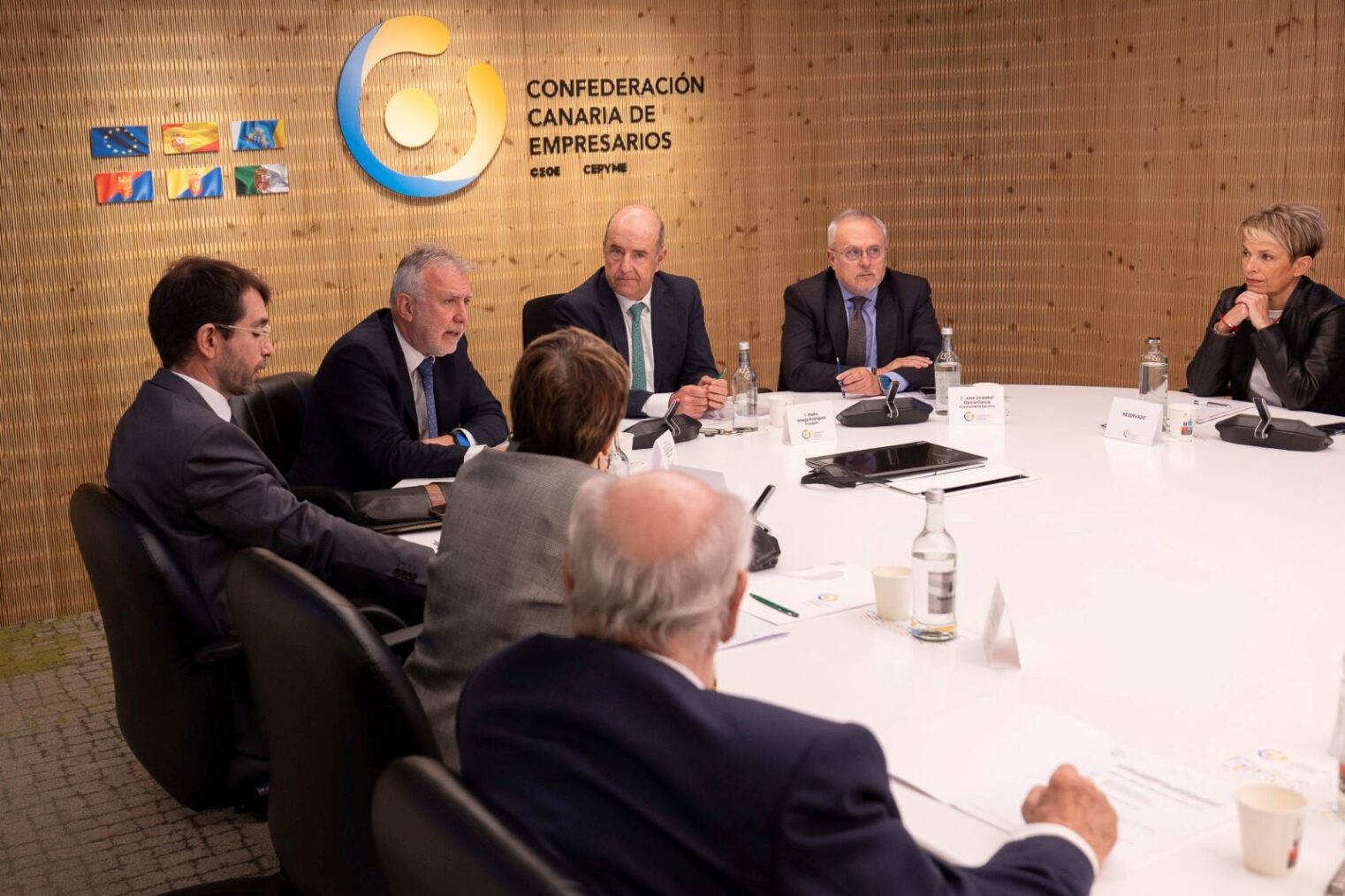 Torres traslada a la patronal la defensa del nuevo modelo de financiación y del decreto socialista para Canarias