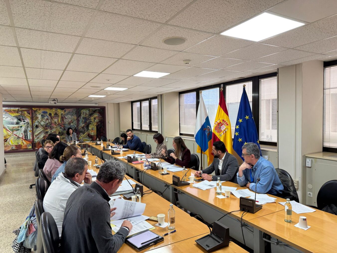 El Ejecutivo refuerza la coordinación con cabildos y Estado para agilizar la financiación de la gratuidad del transporte