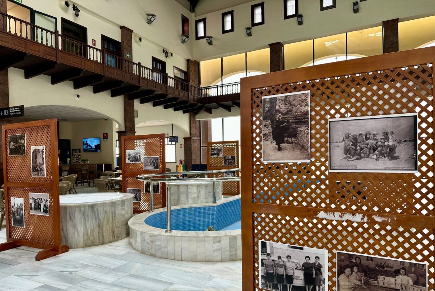 El Aeropuerto de La Gomera acoge la muestra fotográfica “Barrancos de mujer y memoria”