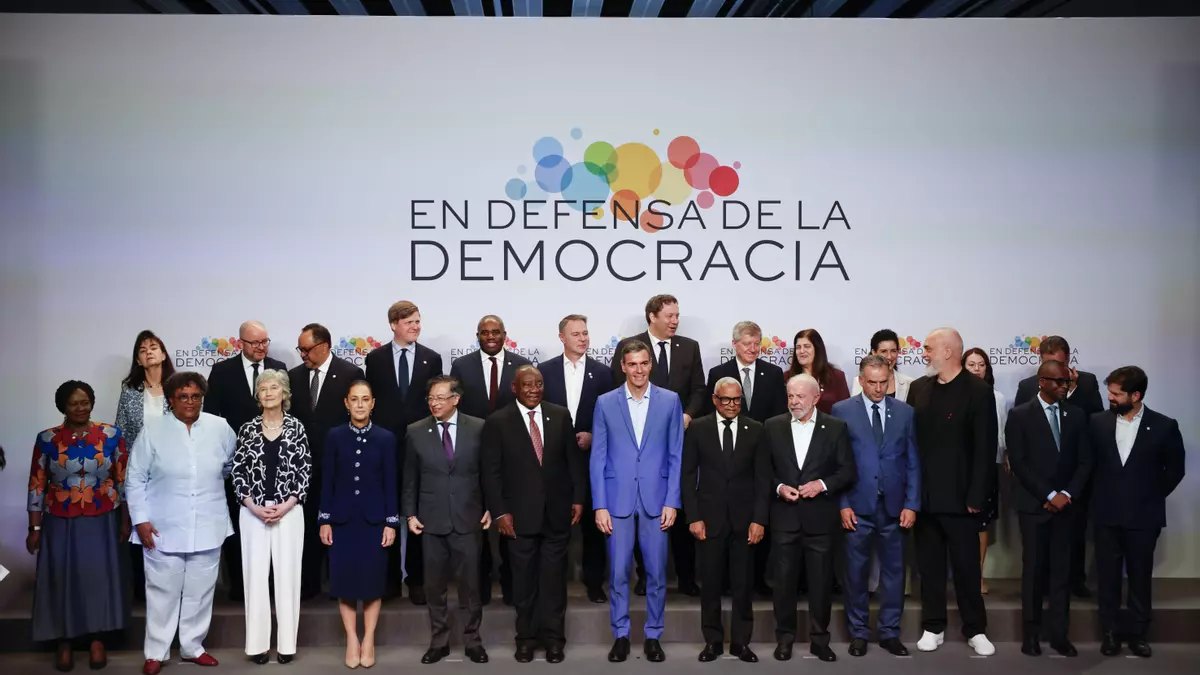 Sánchez defiende reforzar la democracia junto a líderes mundiales: “El extremismo crece cuando el sistema no responde”