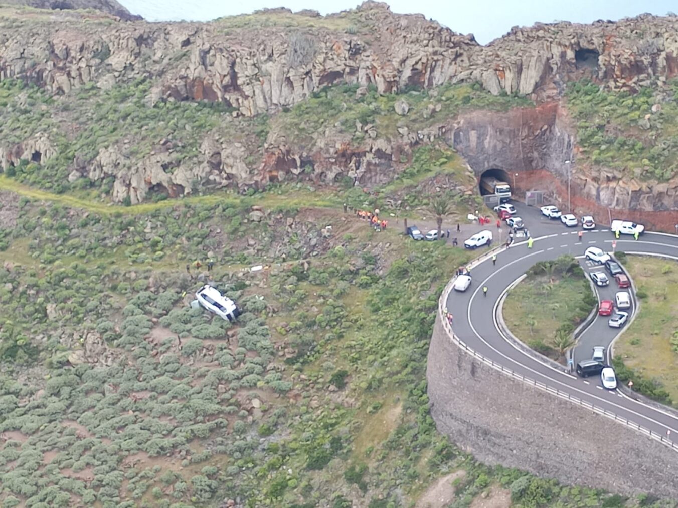 Un muerto y 27 heridos, tres graves, tras precipitarse una guagua en San Sebastián de La Gomera