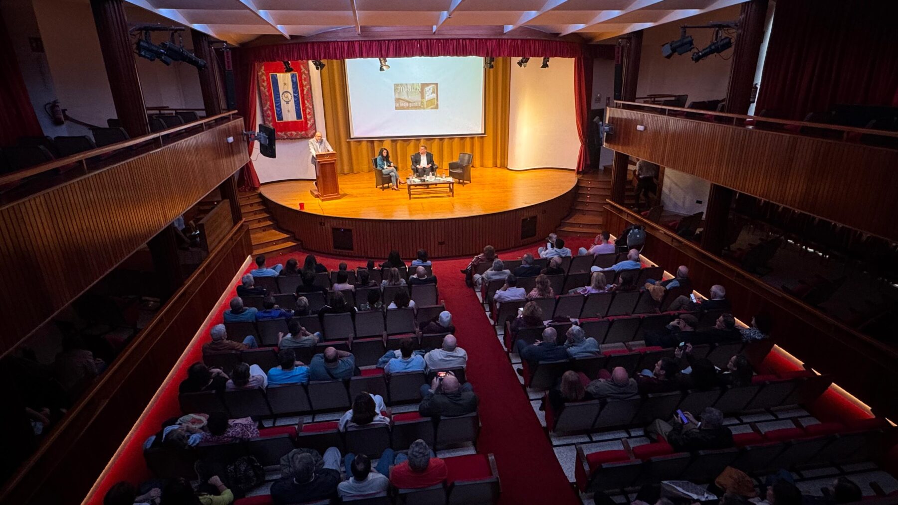 Más de un centenar de asistentes arropa la presentación de Genealogía de la familia Medina en Santa Cruz