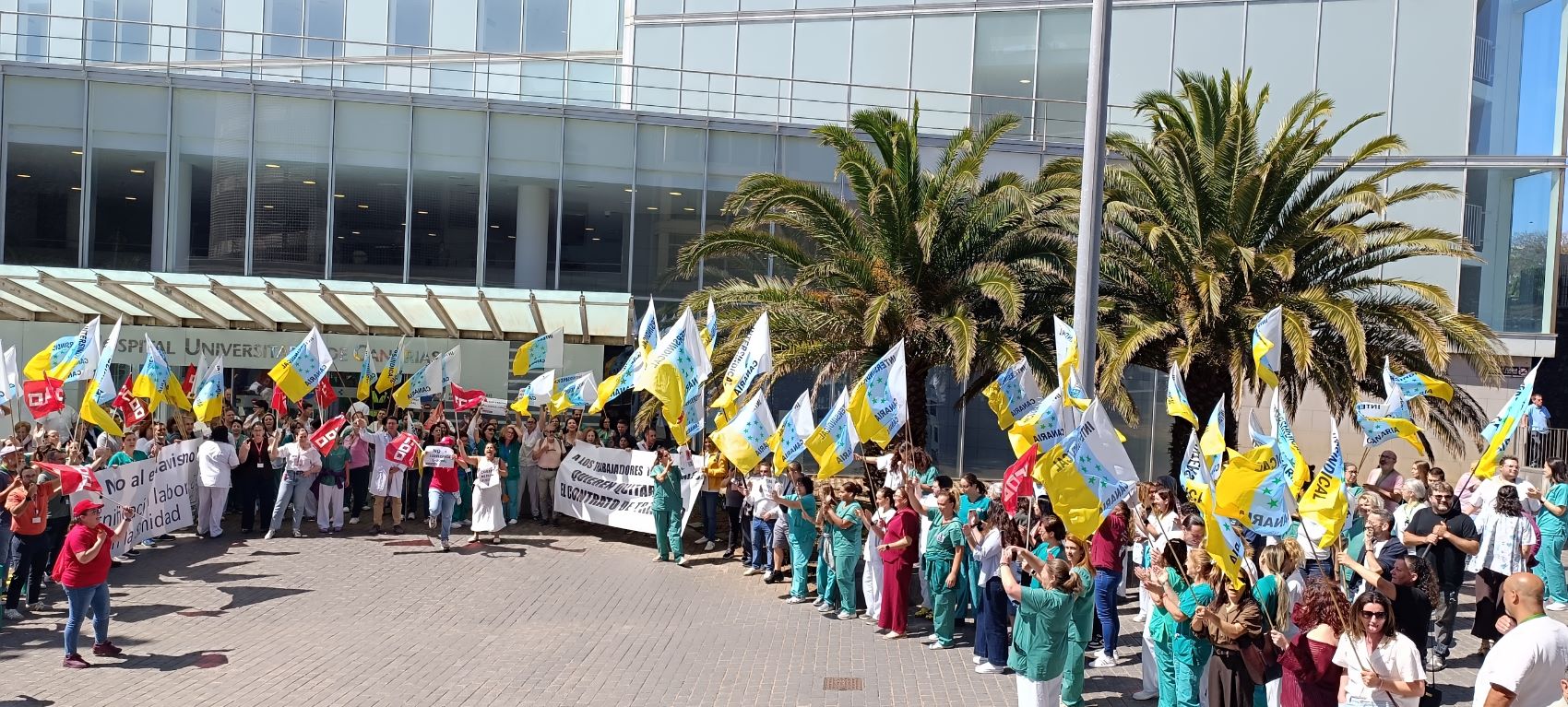 Los trabajadores del HUC manifiestan su repulsa frente a los recortes en la contratación