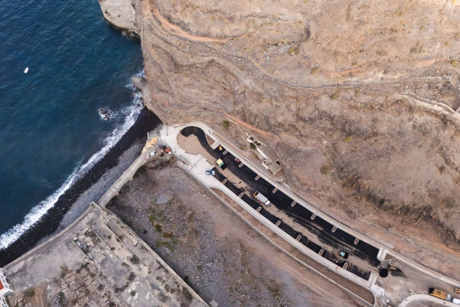 El Cabildo de La Gomera inicia la fase final de la adecuación del entorno de La Rajita con la pavimentación de los aparcamientos