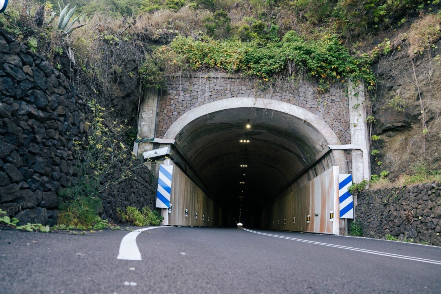 El Cabildo de la Gomera regula puntualmente del tráfico en el Túnel de la Cumbre por trabajos de limpieza