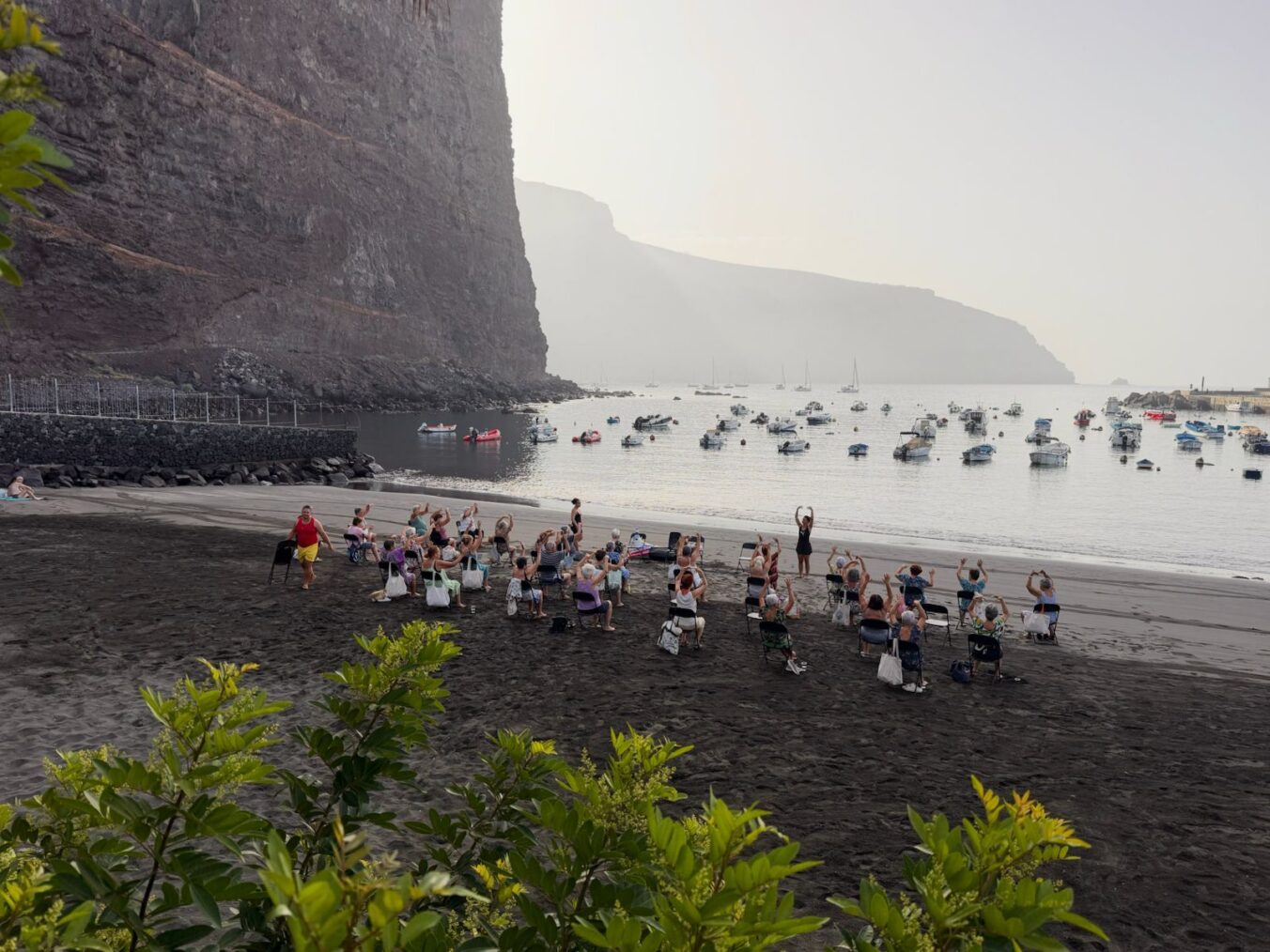 Valle Gran Rey celebra una nueva edición de gimnasia para mayores en la playa con gran éxito de participación