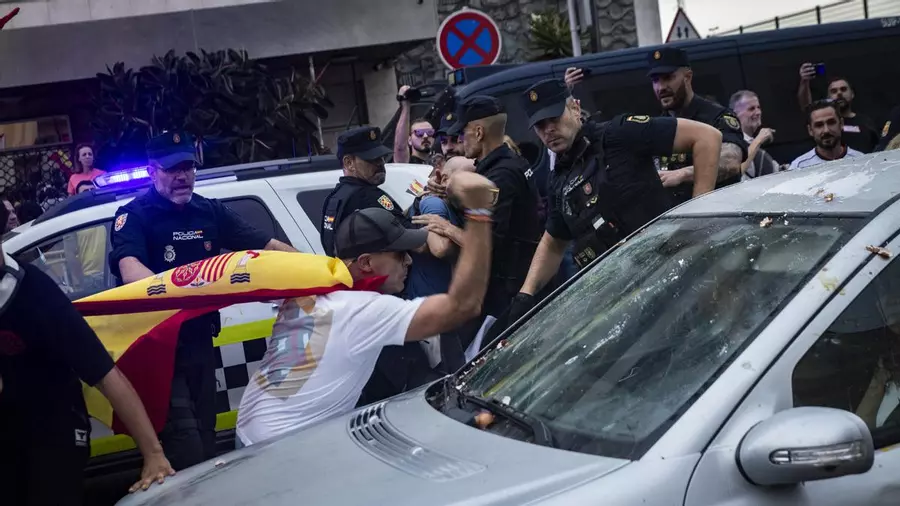 Decenas de personas destrozan en el puerto de Ceuta el coche de la diputada Julia Ferreras y el activista de la Flotilla Rafael Borrego: “Nos iban a matar”