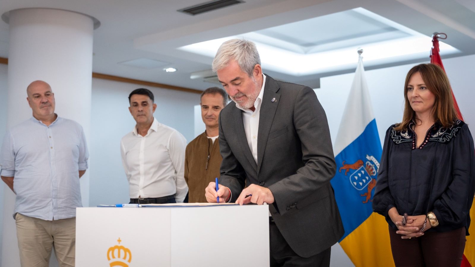 Gobierno y sindicatos pactan la implantación de la carrera profesional para el personal de la Administración General