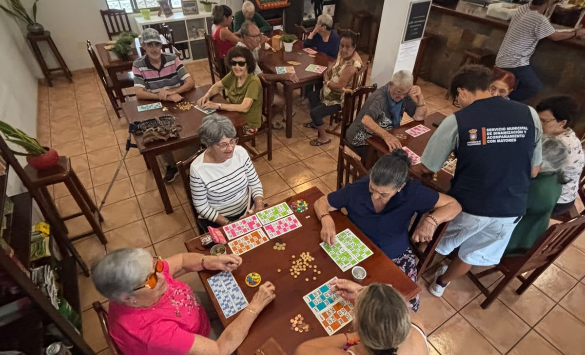 Los mayores desarrollan actividades en distintos núcleos de Vallehermoso, facilitando el intercambio de experiencias y la convivencia